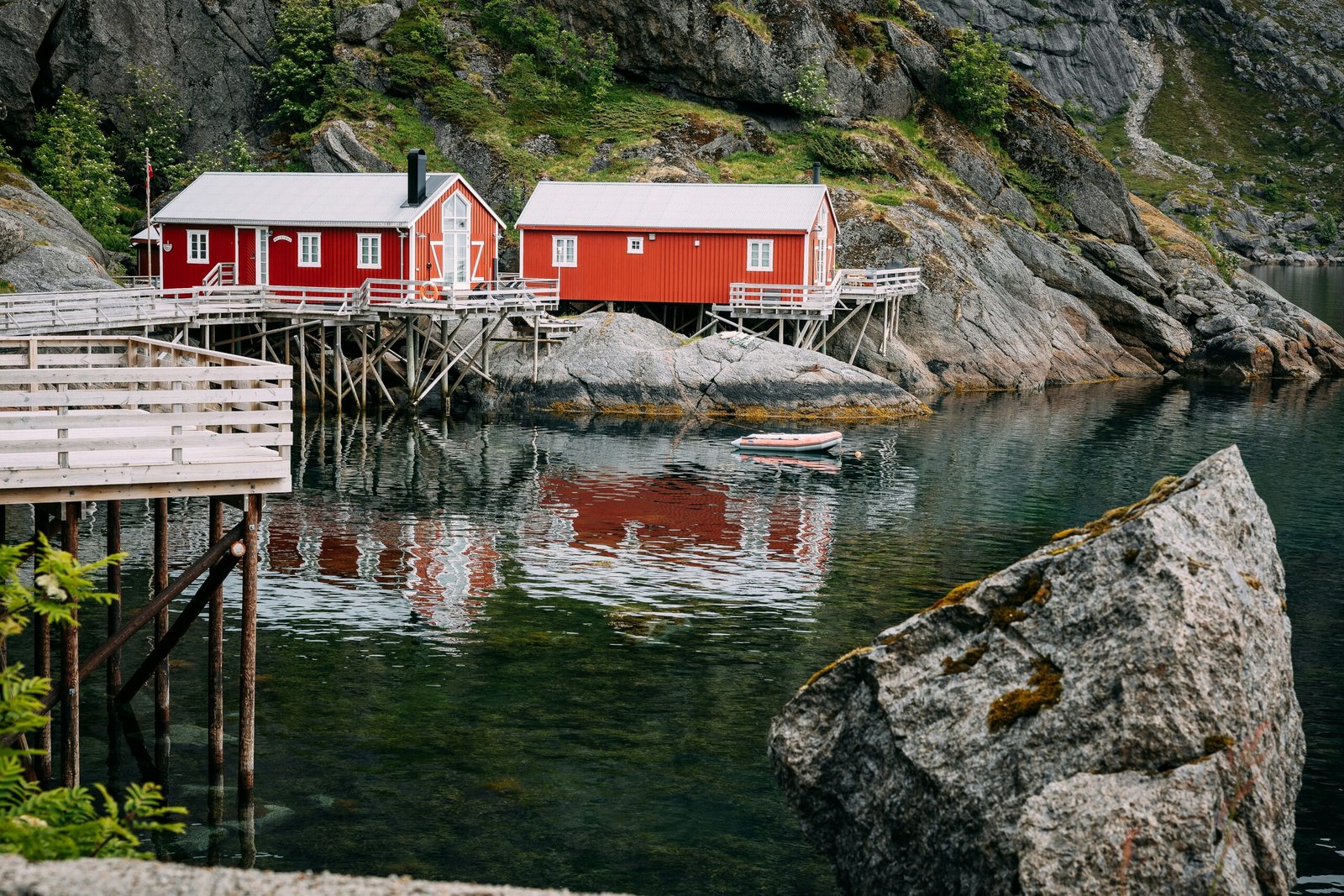 Fiordo y cabañas tradicionales en Noruega